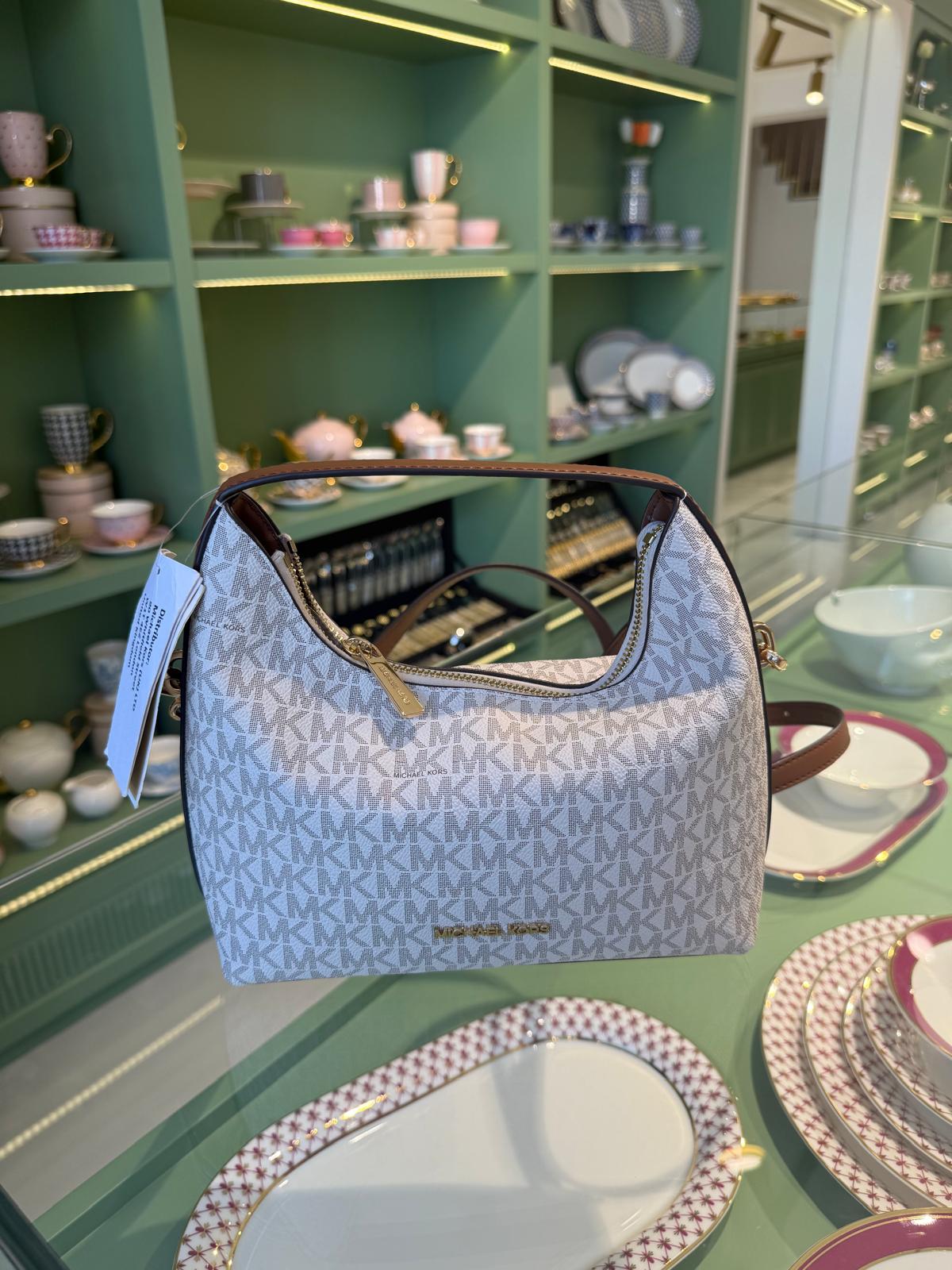 C3873D1C-C604-4264-DDC0D800924CC8D8.jpg MICHAEL KORS KREM LOGOLU ÇANTA - Görsel 1